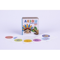 Apli Libro de Pegatinas Educativo Vocales - Tamaño 100x100x40 - 10 Paginas de Carton Rigido de 3mm - 5 Hojas de Gomets Removible