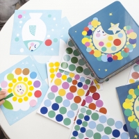 Apli Juegos de Gomets Luna - Incluye 16 Laminas y 12 Hojas de Gomets Removibles - Alto Valor Didactico - Caja Metalica con Diseñ